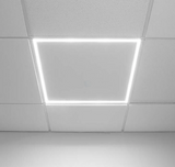 LED-Panelbeleuchtung in abgehängter Decke, Unteransicht mit eingeschalteter quadratischer LED-Lichtlinie.