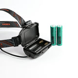 Nahaufnahme einer Videx-Stirnlampe mit offenem Batteriefach, einschließlich zwei wiederaufladbaren 18650-Li-Ionen-Akkus mit 2200 mAh, auf weißem Hintergrund.