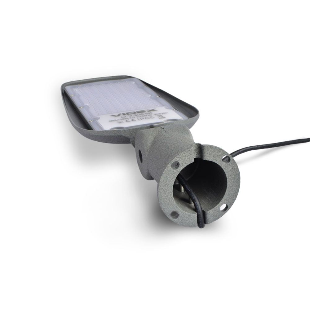 V-TAC LED-Straßenleuchte mit Ansicht der Unterseite und des Anschlusspunkts, inklusive integriertem LED-Modul und Montagehalterung für die Mastmontage.