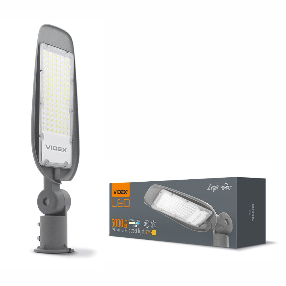VIDEX 50W LED-Straßenleuchte in grauem Gehäuse, Vorderansicht der Leuchte neben der Produktverpackung mit Spezifikationen und einem Bild der Seitenansicht.