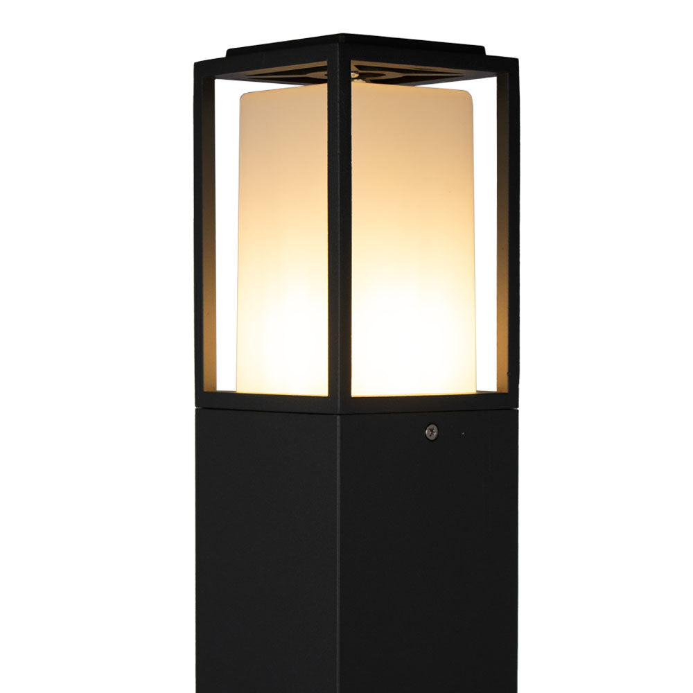 Moderne schwarze Außenleuchte mit rechteckigem Rahmen und mattweißem Lampenschirm, Nahaufnahme von vorne.