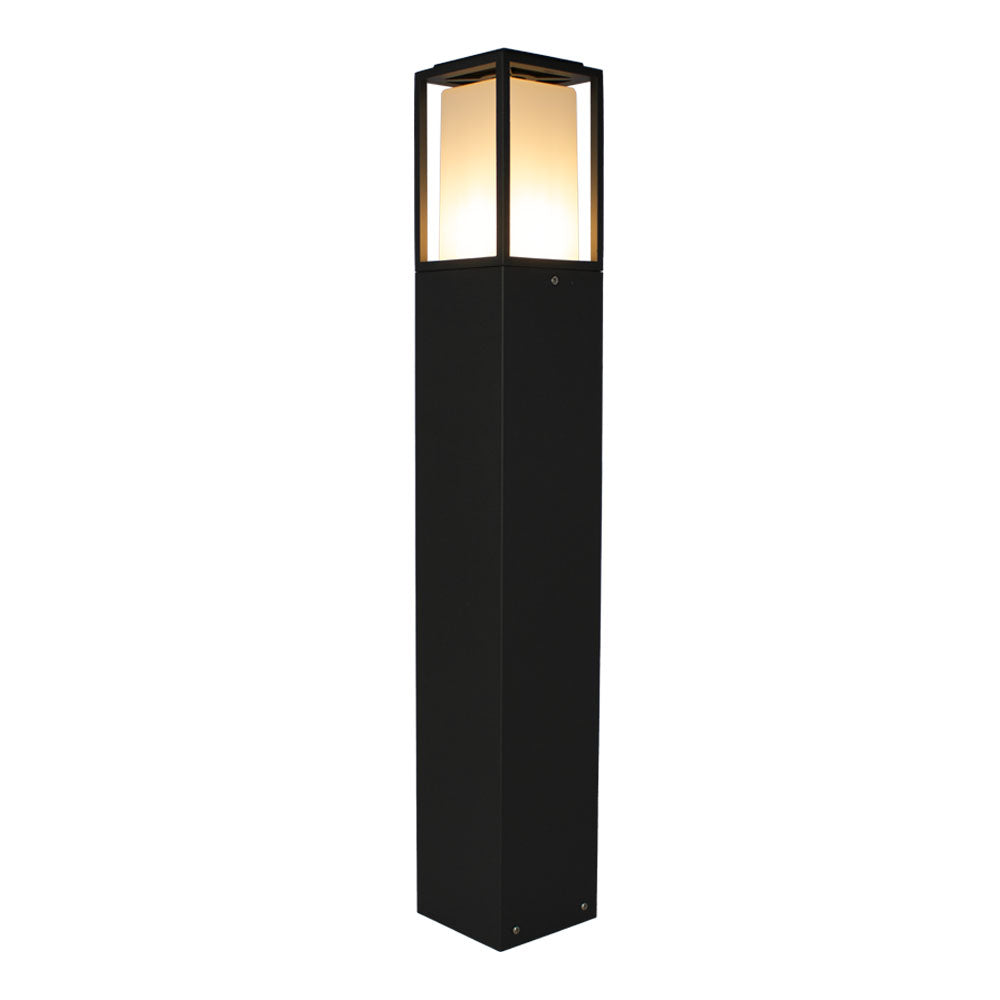 Moderne schwarze Außenleuchte, stehende Sockelleuchte mit satiniertem Glas, frontaler Schrägblick, geeignet zur Gartenweg- und Einfahrtsbeleuchtung.
