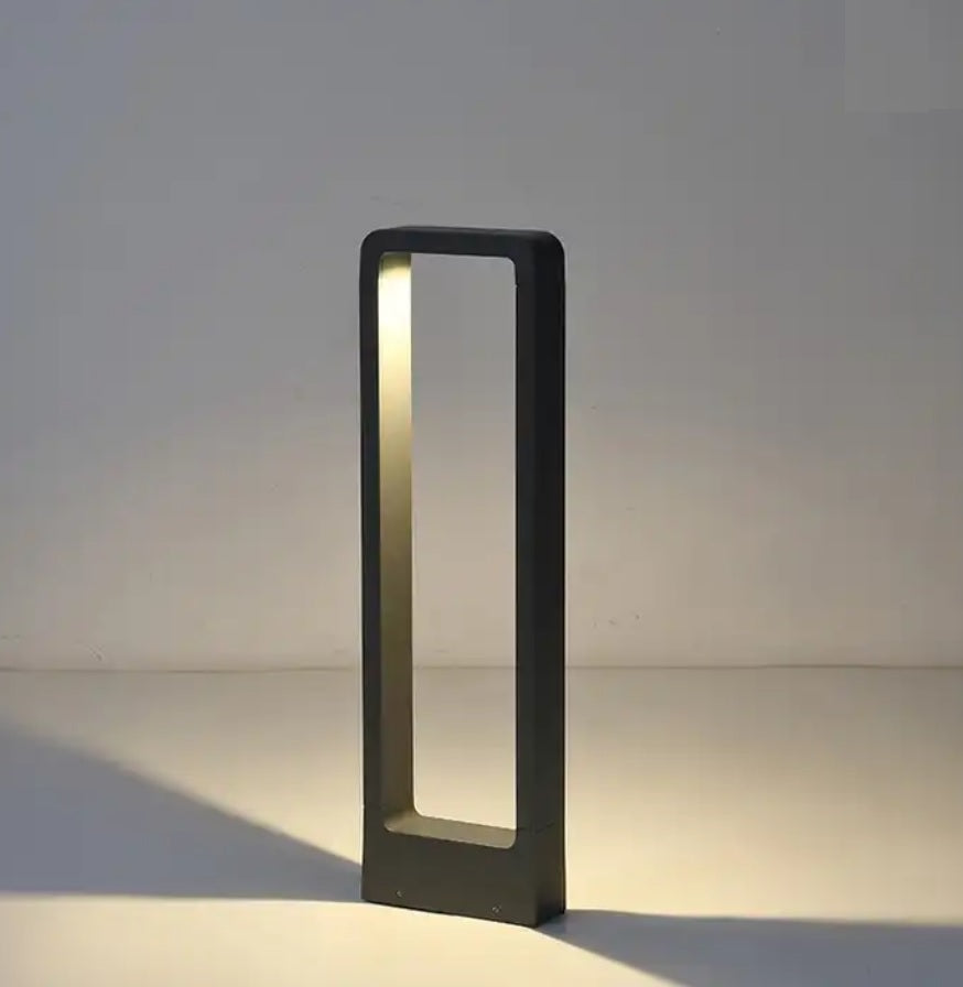 Moderne schwarze Außenleuchte im rechteckigen Rahmendesign mit integrierter LED-Beleuchtung, frontal fotografiert vor neutralem Hintergrund.