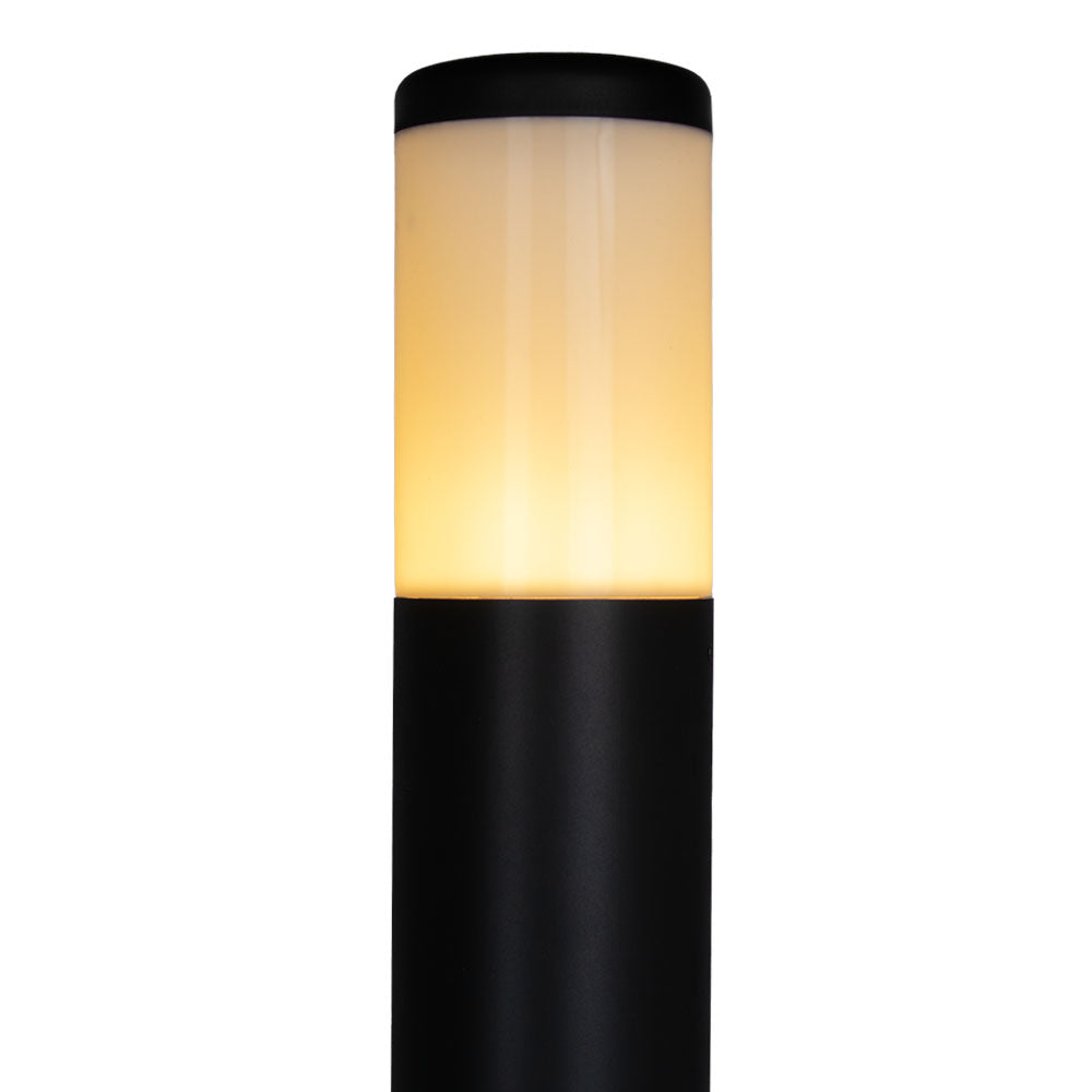 Frontansicht einer modernen schwarzen Außenleuchte mit zylindrischem Design und warmweißem Licht.