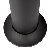 Nahaufnahme der Draufsicht einer schwarzen Metallgrundplatte einer Stange oder eines Rohrs, geeignet zur Bodenmontage, Teil eines Absperrpfostens oder Montagesystems.