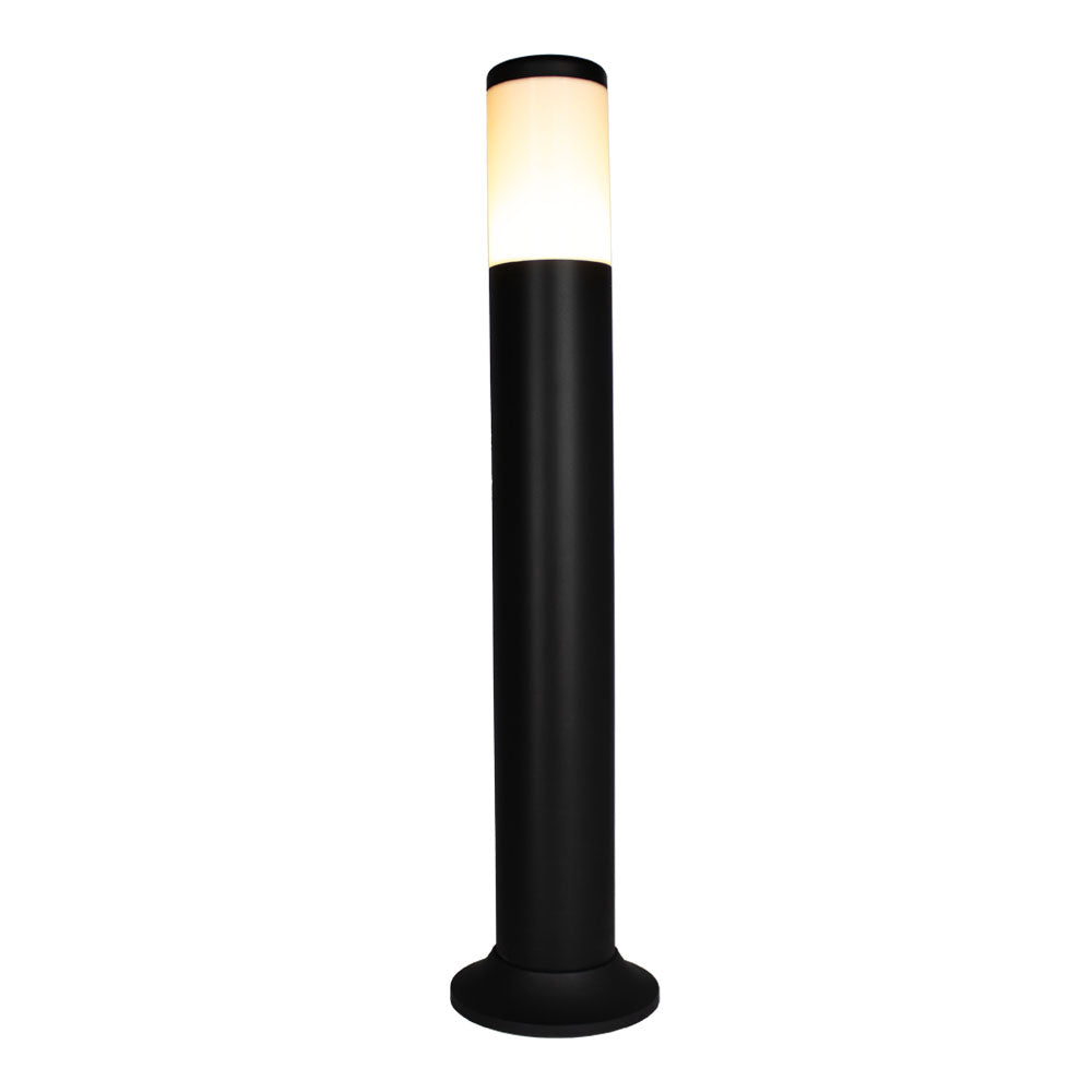 Moderne schwarze Außenleuchte auf einem Mast mit zylindrischem Design und mattweißem Schirm, von vorne betrachtet vor weißem Hintergrund.