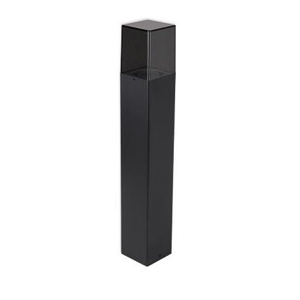 Schwarze, moderne Außenleuchte auf einem Mast, quadratisches Design, abgewinkelte Frontansicht – ideal für die Beleuchtung von Gartenwegen oder Einfahrten.