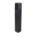 Schwarze, moderne Außenleuchte auf einem Mast, quadratisches Design, abgewinkelte Frontansicht – ideal für die Beleuchtung von Gartenwegen oder Einfahrten.