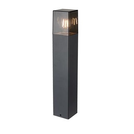 Moderne quadratische schwarze Außenleuchte mit klarer Glasplatte und sichtbarer Lichtquelle, frontale Schrägansicht.