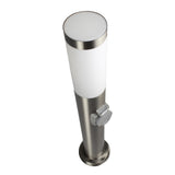 RVS buitenlamp met stopcontact, cilindervormig design, bovenaanzicht – moderne tuinverlichting met geïntegreerd stroompunt.