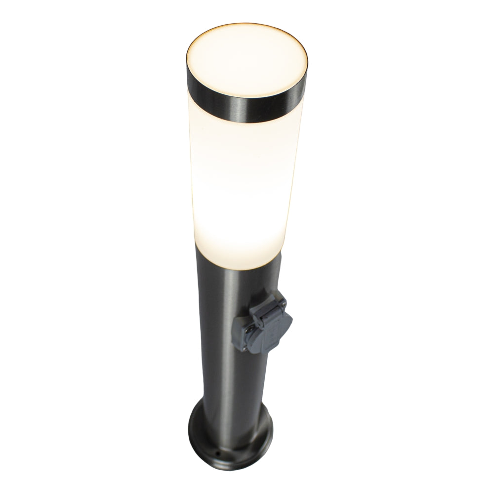 Staande zwarte buitenlamp met geïntegreerd stopcontact, cilindervormig ontwerp en oplichtend wit bovenpaneel, gezien in een bovenaanzicht.