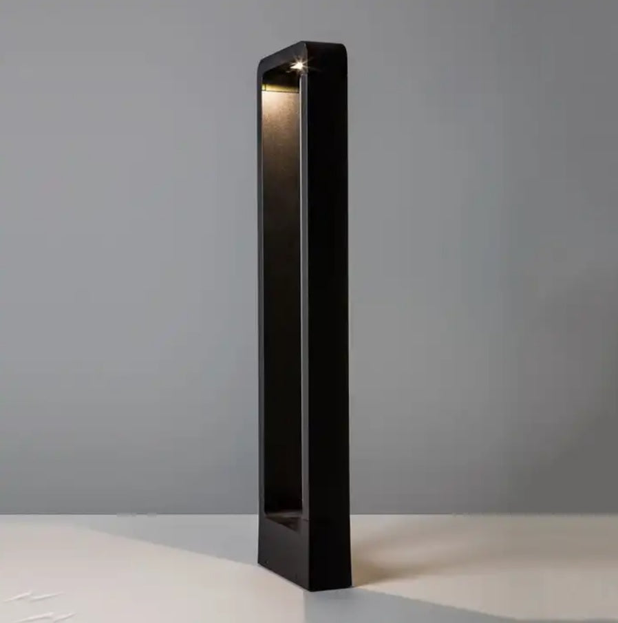 Seitenansicht einer modernen schwarzen Außenleuchte im Maststil mit integrierter LED-Beleuchtung an der Spitze, vor einem neutralen Hintergrund.