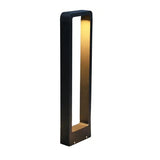 Moderne schwarze Außenleuchte im rechteckigen Design mit integrierter LED-Beleuchtung, schräge Frontansicht.