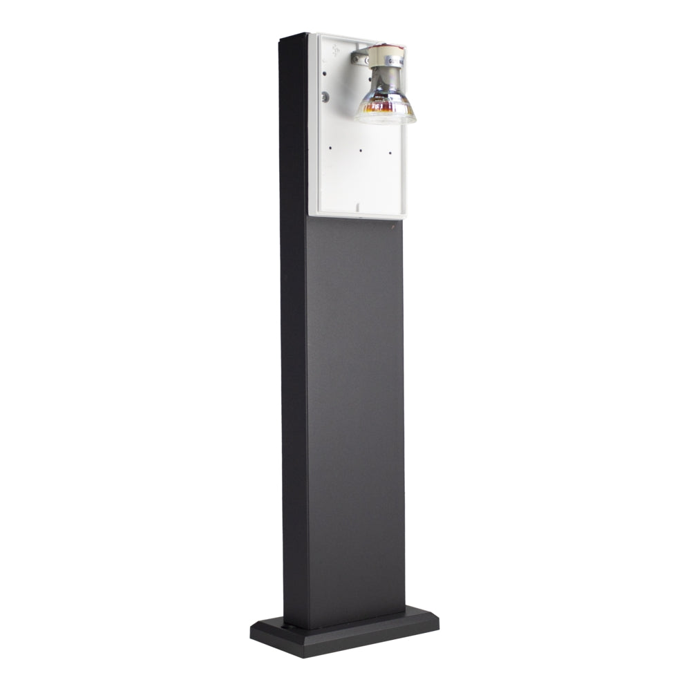 Freistehende schwarze Meldesäule mit integriertem Taster und Gegensprechanlage, schräge Frontansicht.