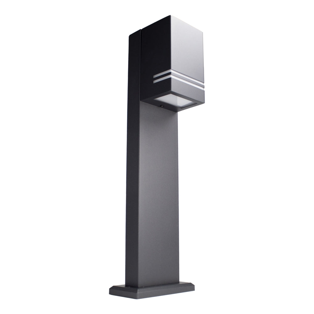 Moderne schwarze LED-Außensockelleuchte, schräge Frontansicht, minimalistisches Design mit quadratischem Abschluss und Lichtöffnung an der Unterseite.