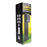 Verpackung der Gartenlampe Nela Lampa Ogrodowa, 95 x 112 x 490 mm, mit einer schrägen Vorderansicht, die die Lampe selbst und die Produktspezifikationen zeigt.