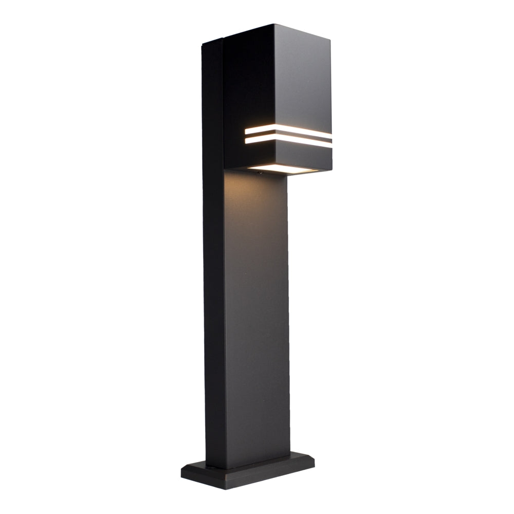 Moderne schwarze LED-Außenleuchte, Standmodell mit quadratischer Form und Lichtaustritt seitlich und unten, schräge Frontansicht.