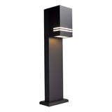 Moderne schwarze LED-Außenleuchte, Standmodell mit quadratischer Form und Lichtaustritt seitlich und unten, schräge Frontansicht.