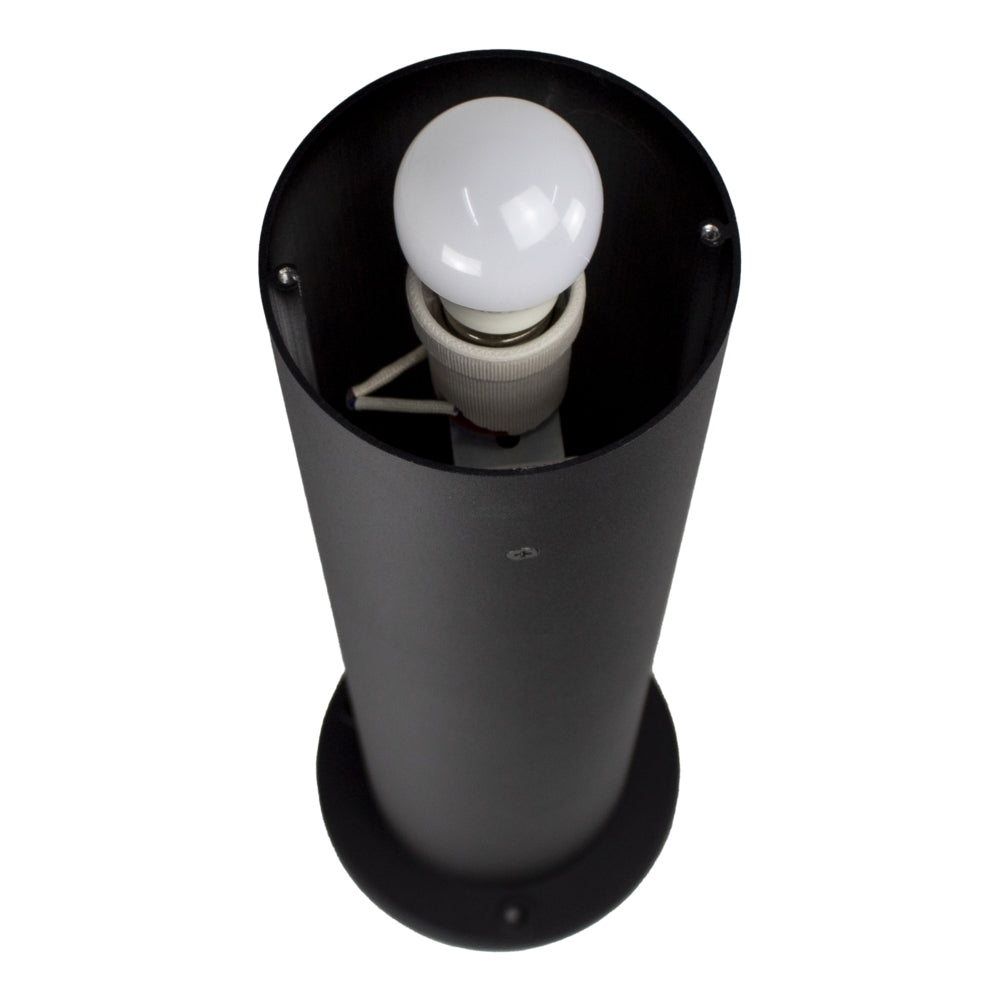 Schwarze moderne Außenleuchte mit rundem Sockel und sichtbarer LED-Birne, von oben fotografiert.