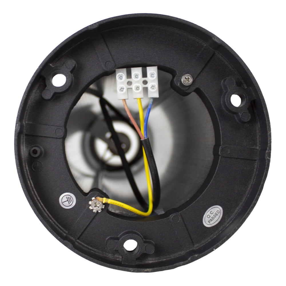 Nahaufnahme der Innenseite einer runden schwarzen LED-Downlight-Leuchte mit sichtbarer Verkabelung und Anschlüssen von vorne.