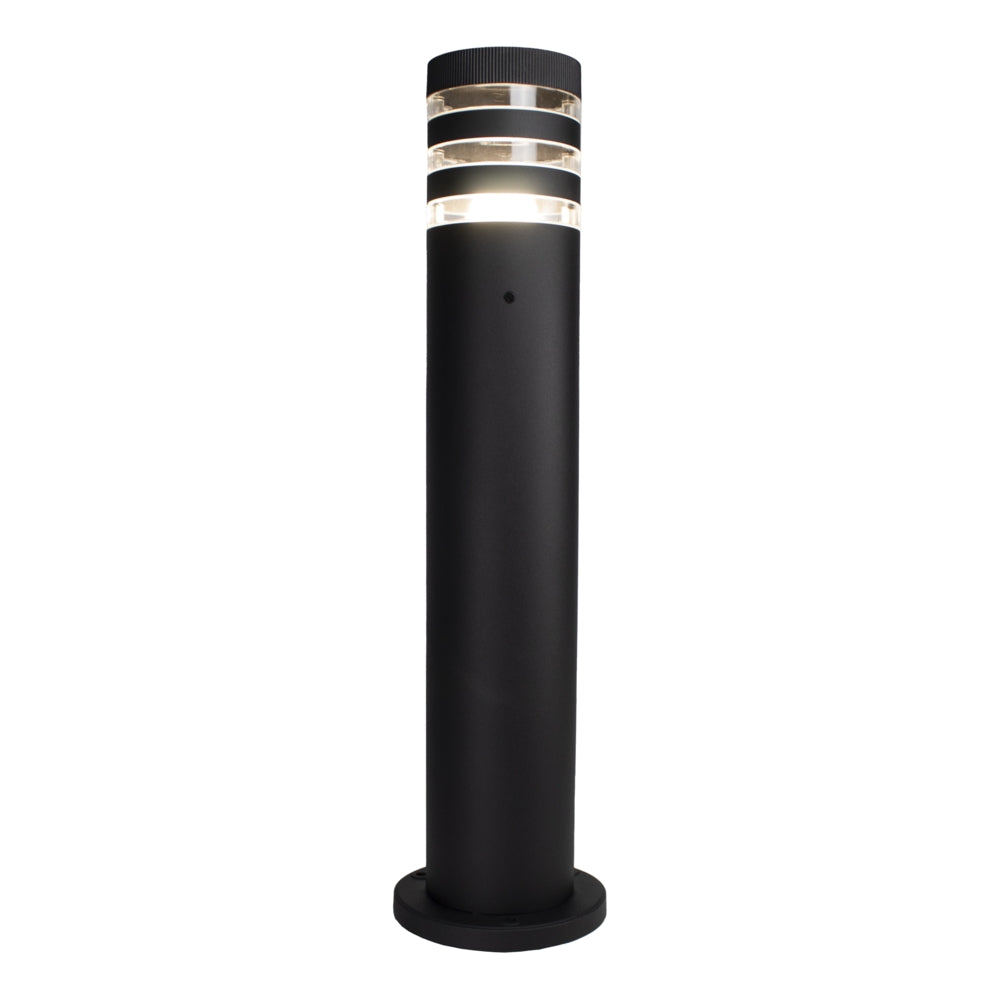 Stehende schwarze Außenleuchte mit modernem Design und integrierter LED-Beleuchtung, Frontansicht vor weißem Hintergrund.