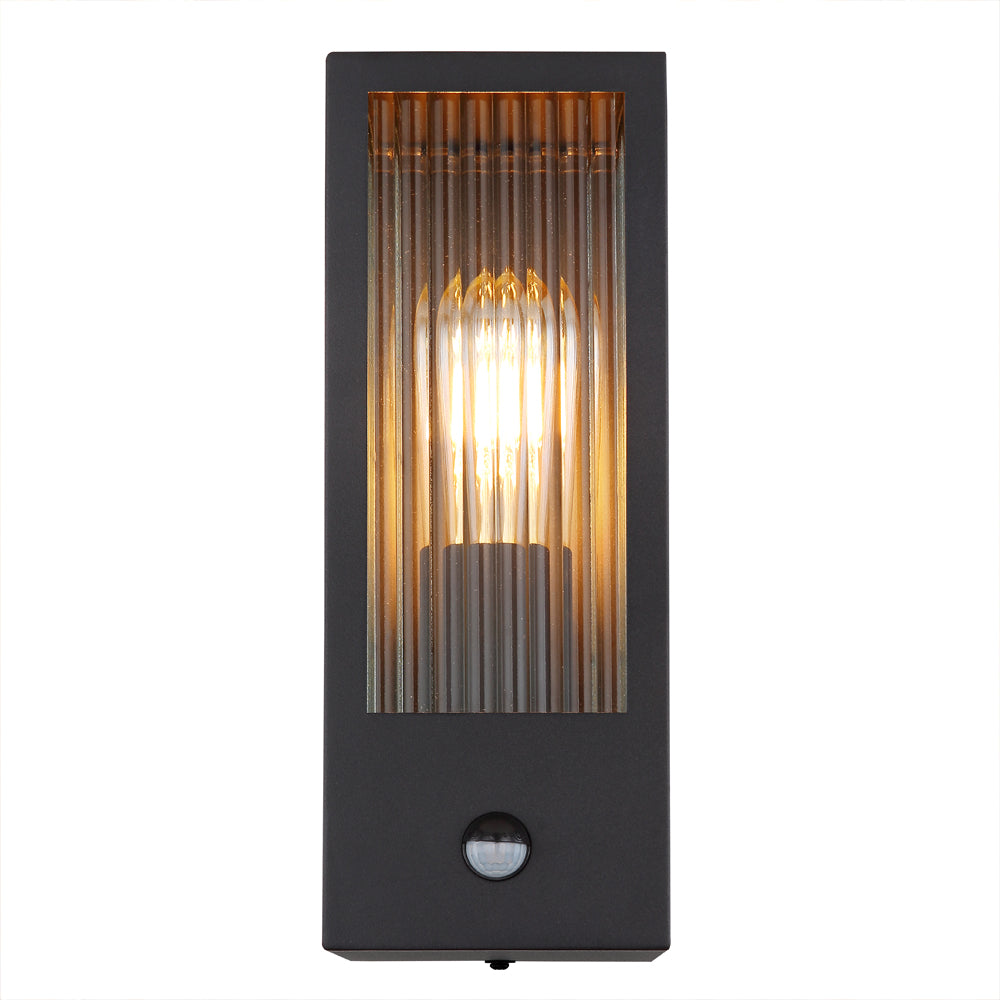 LED wandlamp met sensor E27 fitting - vooraanzicht lamp aan