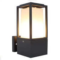Moderne schwarze Außenwandleuchte mit rechteckigem Design und Milchglas, frontale Schrägansicht.