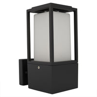 Moderne schwarze Außenwandleuchte mit rechteckigem Rahmen und mattweißem Glas, schräge Frontansicht.