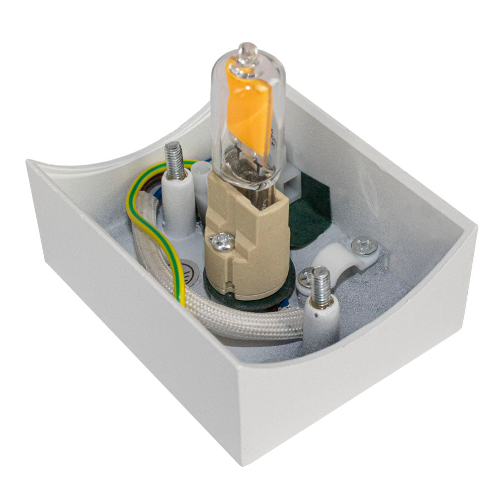 Nahaufnahme einer LED-Wandlampenfassung in einem weißen Metallgehäuse von oben mit sichtbarer Verkabelung, Schraubpunkten und G9-LED-Glühbirne.