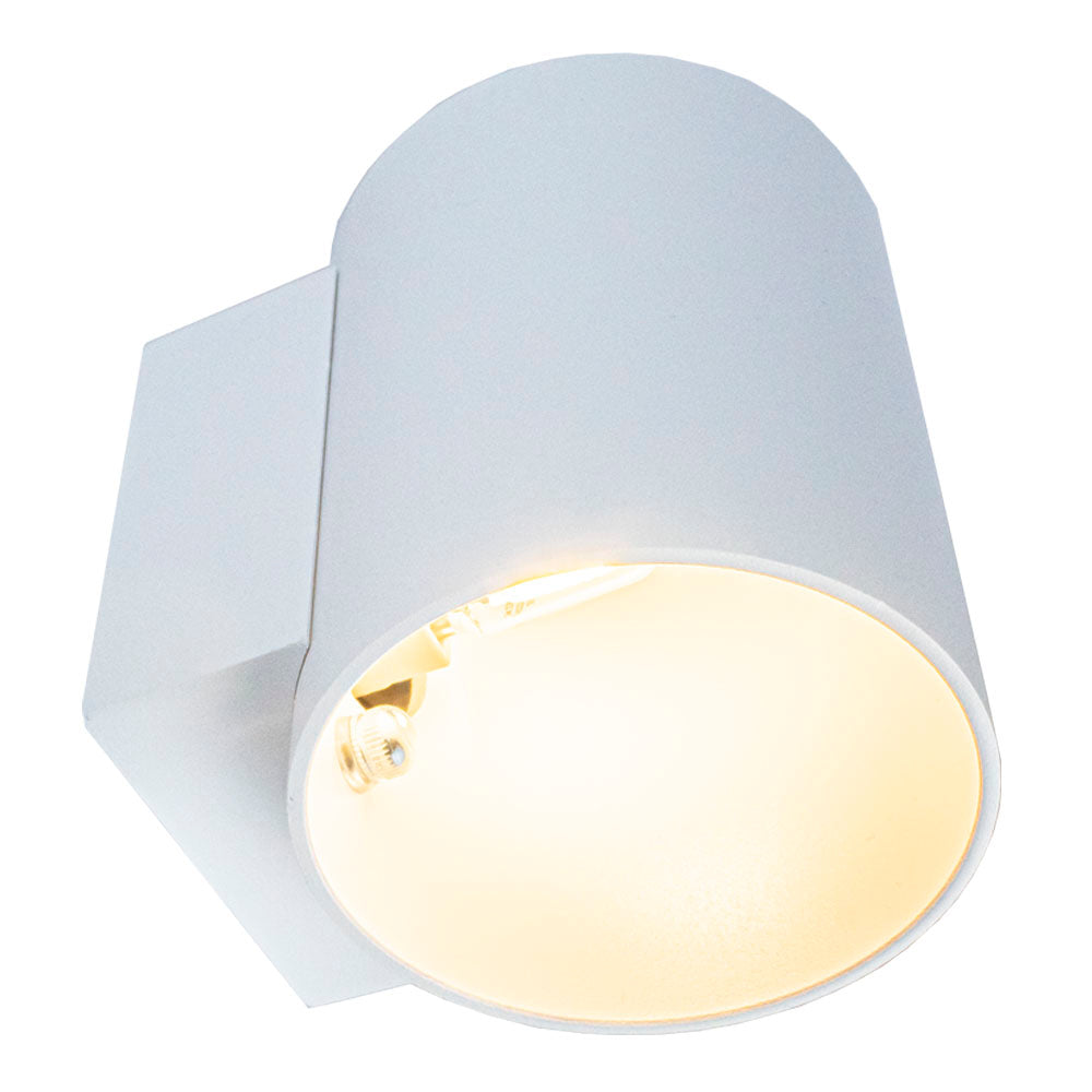 Weiße zylindrische Wandleuchte in moderner Optik, sichtbar bei schräger Untersicht, wobei Innenleben und Lichtquelle deutlich zu erkennen sind.