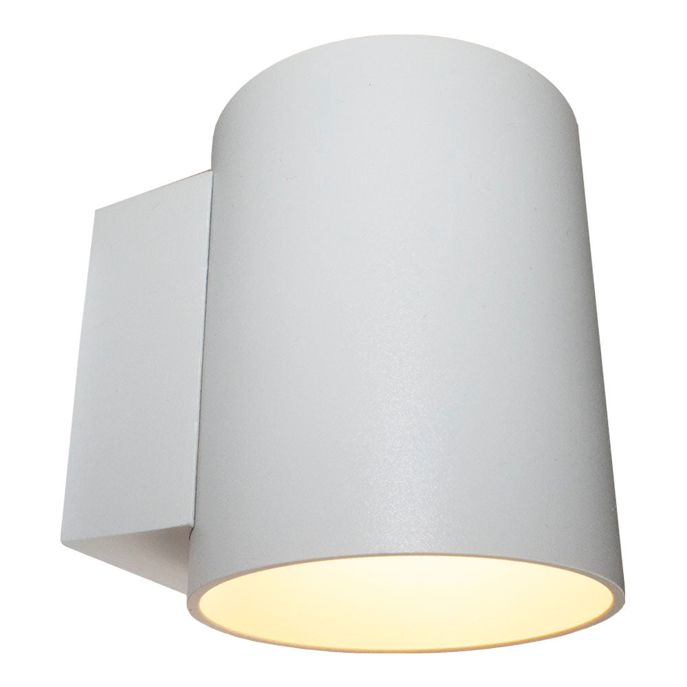 Weiße, moderne Wandleuchte im zylindrischen Design, von unten betrachtet mit warmer Lichtabstrahlung – ideal für den Innen- und Außenbereich.