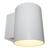 Weiße, moderne Wandleuchte im zylindrischen Design, von unten betrachtet mit warmer Lichtabstrahlung – ideal für den Innen- und Außenbereich.