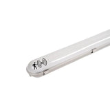 LED-TL-Leuchte mit Bewegungsmelder, abgewinkelter Seitenblick – wasser- und staubdichte Ausführung, ideal für den Einsatz in Parkhäusern, Lagerhallen und Gewerbeflächen.