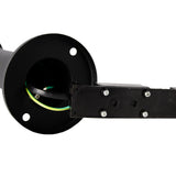 Nahaufnahme einer schwarzen Wandleuchtenhalterung aus Metall mit freiliegenden elektrischen Leitungen und Befestigungslöchern, geeignet für die Installation von Außenbeleuchtung.