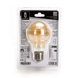 Vorderansicht einer Aigostar LED-Filamentlampe in der Original-Blisterverpackung, im Hintergrund sind Produktinformationen und Energieeffizienzlabel sichtbar.
