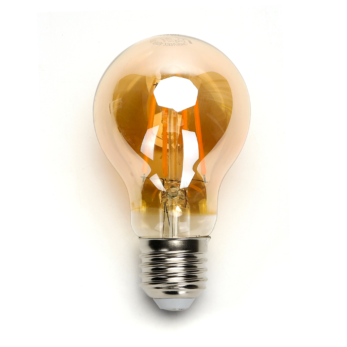 Bernsteinfarbene LED-Glühbirne in klassischer Birnenform, E27-Fassung, von vorne vor weißem Hintergrund fotografiert.