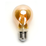 Bernsteinfarbene LED-Glühbirne in klassischer Birnenform, E27-Fassung, von vorne vor weißem Hintergrund fotografiert.