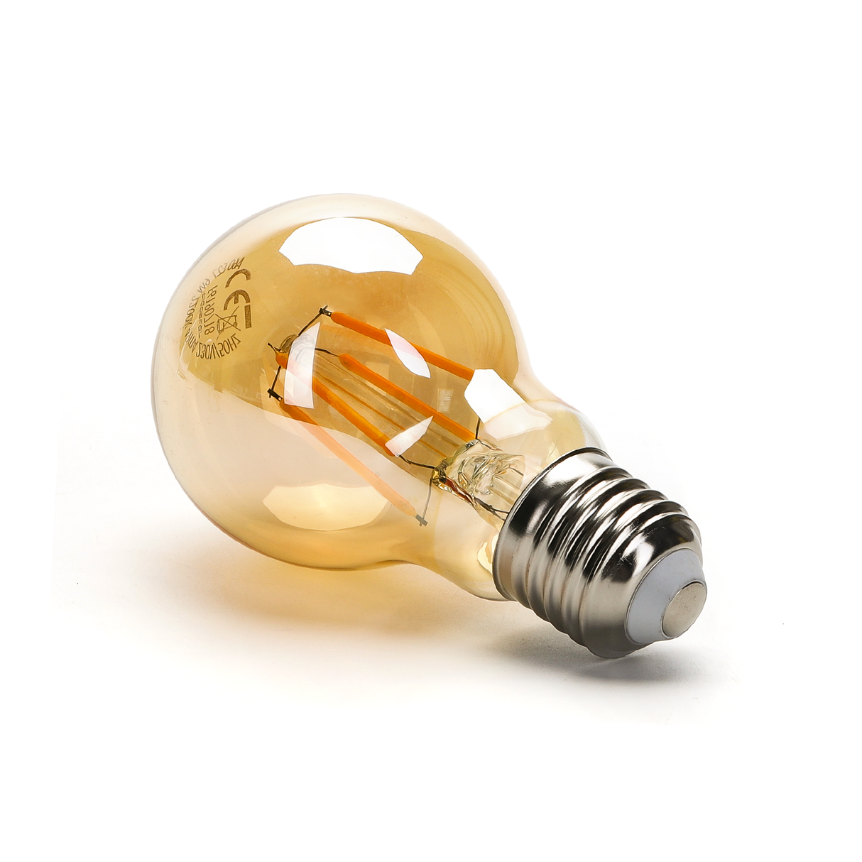 Bernsteinfarbene LED-Glühbirne mit E27-Fassung, Seitenansicht auf weißem Hintergrund liegend – energiesparende Glühbirne im Vintage-Stil mit sichtbarem Glühfaden für den dekorativen Einsatz.