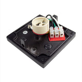 Rückansicht einer schwarzen elektronischen Montageplatte mit einer Keramik-Lampenfassung und angeschlossener Verkabelung an einem Klemmenblock, geeignet für die Installation einer E27-Lampenfassung.