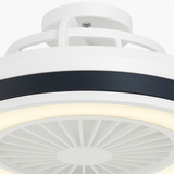 Nahaufnahme von unten eines modernen Deckenventilators mit integrierter LED-Beleuchtung und Farbschema in Weiß und Schwarz.