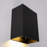 Moderne schwarze Wandleuchte mit schlichter, rechteckiger Form – schräg von unten fotografiert, wodurch die Lichtabstrahlung nach unten zu sehen ist.