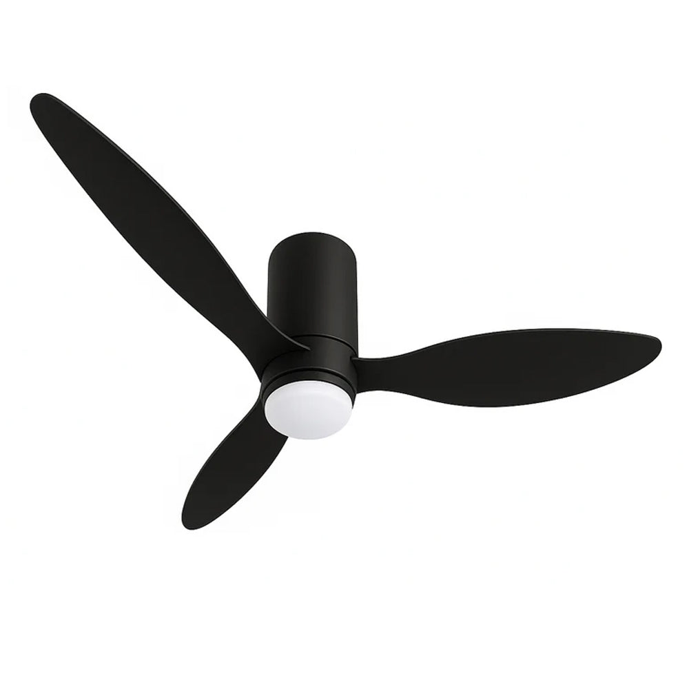 Schwarzer Deckenventilator mit drei Flügeln und integriertem LED-Licht, schräge Unteransicht.