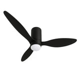 Schwarzer Deckenventilator mit drei Flügeln und integriertem LED-Licht, schräge Unteransicht.