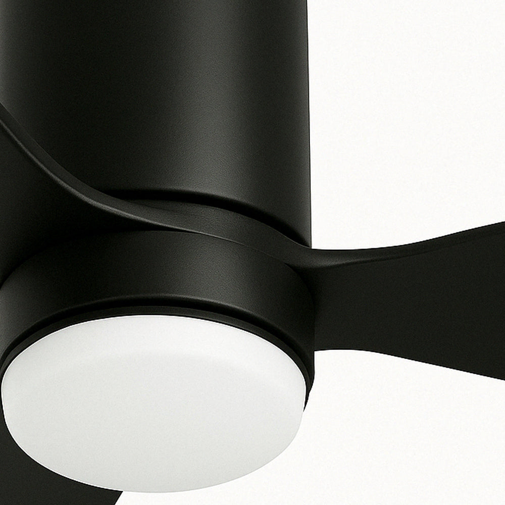Nahaufnahme von unten eines modernen schwarzen Deckenventilators mit integrierter LED-Beleuchtung und schlanken, minimalistischen Flügeln.