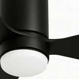 Nahaufnahme von unten eines modernen schwarzen Deckenventilators mit integrierter LED-Beleuchtung und schlanken, minimalistischen Flügeln.