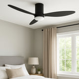 Ein moderner schwarzer Deckenventilator mit drei Flügeln und integrierter LED-Beleuchtung ist an der Decke eines minimalistischen Schlafzimmers montiert – eine Seitenansicht aus einem Winkel, die das Fenster, die Vorhänge und das Bett zeigt.
