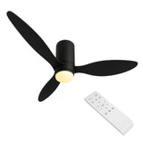 Schwarzer Deckenventilator mit drei Flügeln und integrierter LED-Beleuchtung, inklusive weißer Fernbedienung – schräge Unteransicht.