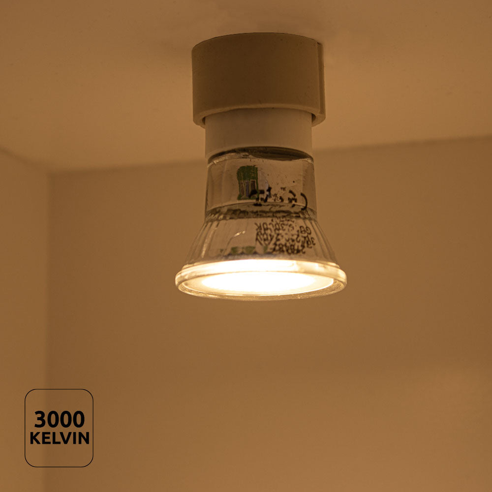 Nahaufnahme eines Deckenstrahlers mit warmweißer LED-Beleuchtung von 3000 Kelvin, von unten gesehen, montiert in einer weißen Deckenhalterung.