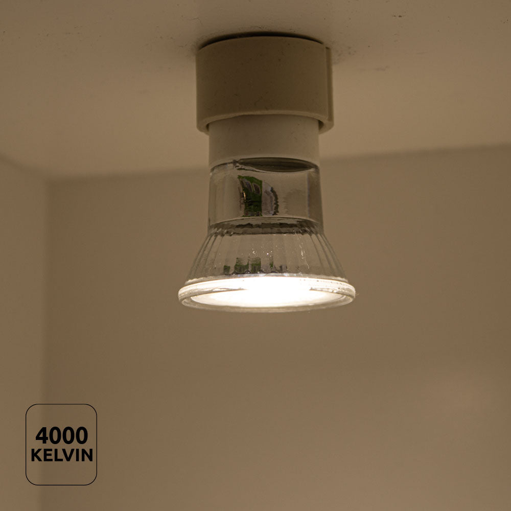 An der Decke montierter LED-Strahler GU10 mit neutralweißem Licht von 4000 Kelvin, von unten in einem beleuchteten Innenraum betrachtet.