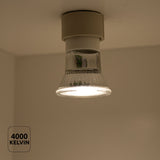 An der Decke montierter LED-Strahler GU10 mit neutralweißem Licht von 4000 Kelvin, von unten in einem beleuchteten Innenraum betrachtet.